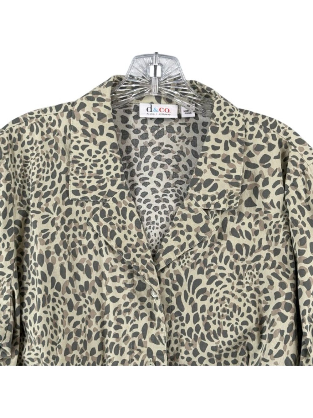 D & Co Womens 1X Green Animal Print Button-Down Blouse 3/4 Tab Sleeves L - Picture 2 of 10